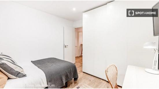 Dormitorio 2: cama doble con escritorio y TV/baño compartido. - BARCELONA