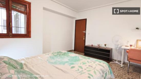 Se alquila habitación en apartamento de 4 dormitorios en Paterna, Valencia. - VALENCIA