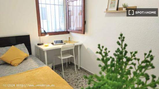 Se alquila habitación en apartamento de 4 dormitorios en Paterna, Valencia. - VALENCIA