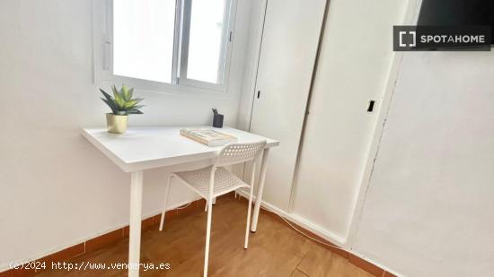 Luminosa habitación con cama de matrimonio equipada para estudiantes - SEVILLA