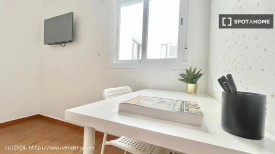 Luminosa habitación con cama de matrimonio equipada para estudiantes - SEVILLA