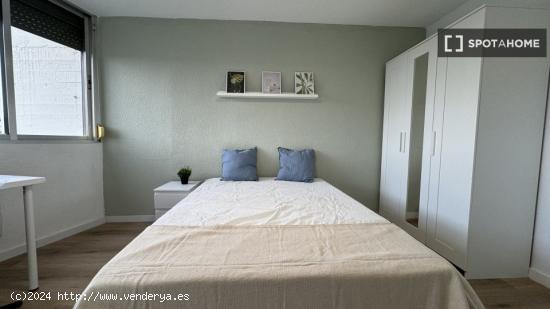 Se alquila habitación en piso de 4 dormitorios en Madrid - MADRID