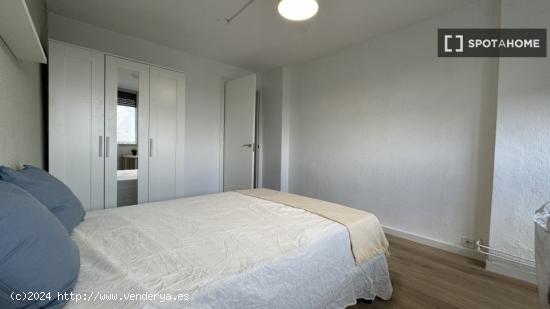 Se alquila habitación en piso de 4 dormitorios en Madrid - MADRID