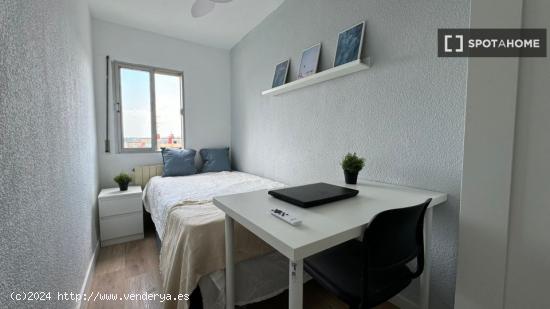 Se alquila habitación en piso de 4 dormitorios en Madrid - MADRID