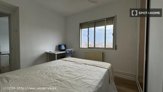 Se alquila habitación en piso de 4 dormitorios en Madrid - MADRID