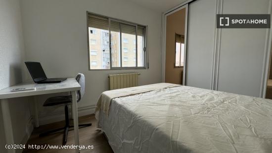 Se alquila habitación en piso de 4 dormitorios en Madrid - MADRID