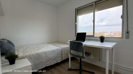  Se alquila habitación en piso de 4 dormitorios en Madrid - MADRID 