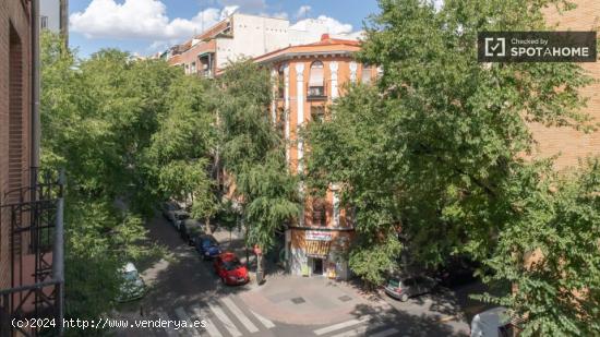 Se alquila habitación para mujer en piso de 3 habitaciones para profesionales en Arganzuela - MADRI