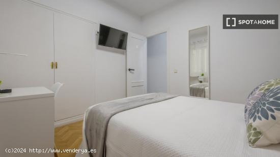 Se alquila habitación en piso compartido en Madrid - MADRID