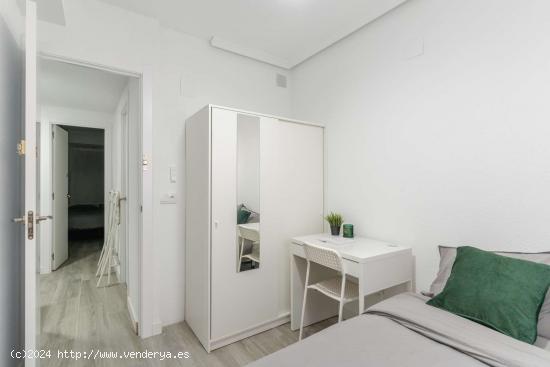  Se alquila habitación en piso compartido de 5 habitaciones en Madrid - MADRID 