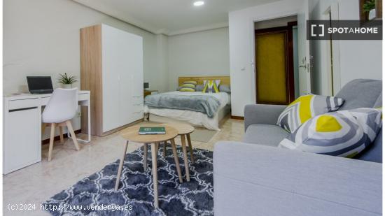 Se alquilan habitaciones en apartamento de 6 dormitorios en Retiro - MADRID