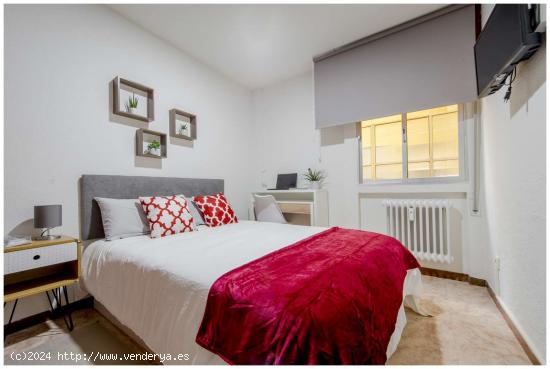  Se alquilan habitaciones en apartamento de 6 dormitorios en Retiro - MADRID 