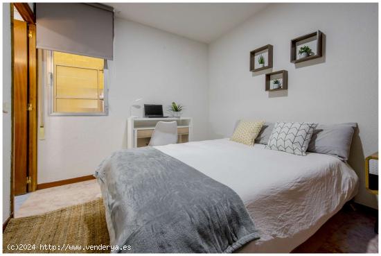  Se alquilan habitaciones en apartamento de 6 dormitorios en Retiro - MADRID 