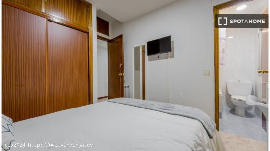 Se alquilan habitaciones en apartamento de 6 dormitorios en Retiro - MADRID