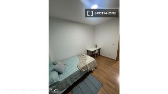 Se alquilan habitaciones en un apartamento de 4 dormitorios en Getafe - MADRID