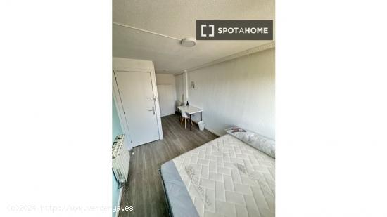 Se alquila habitación en apartamento de 4 dormitorios en Getafe - MADRID