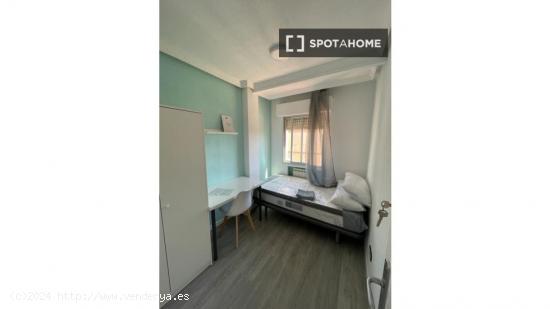 Se alquila habitación en apartamento de 4 dormitorios en Getafe - MADRID