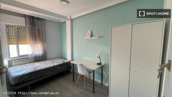 Se alquila habitación en apartamento de 4 dormitorios en Getafe - MADRID