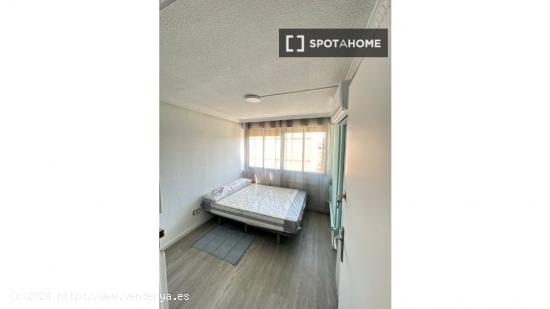 Se alquila habitación en apartamento de 4 dormitorios en Getafe - MADRID