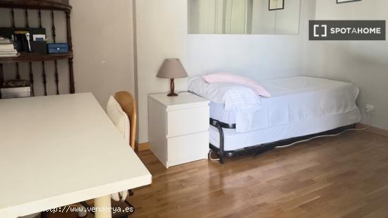 Alquiler de habitaciones en piso de 4 dormitorios en Benabeu - MADRID