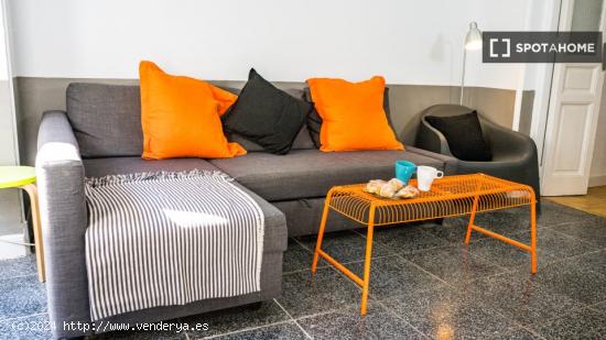 Habitaciones en apartamento de 4 dormitorios en Malasaña - MADRID