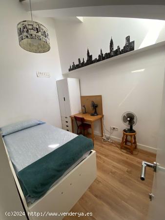  Se alquila habitación en piso de 4 dormitorios en Malasaña - MADRID 