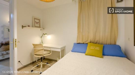 Se alquilan habitaciones en un apartamento de 3 dormitorios en Sarrià-Sant Gervasi - BARCELONA