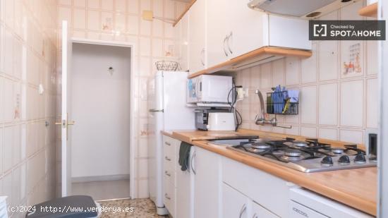 Habitaciones para alquilar en apartamento de 3 dormitorios en Carabanchel - MADRID