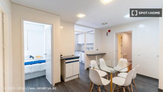 Se alquila habitación en piso 7 dormitorios en Tetuán, Madrid - MADRID