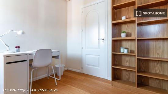 ¡Habitaciones en alquiler en piso de 4 habitaciones en Madrid! - MADRID