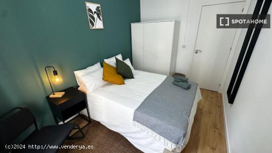 Se alquila habitación en apartamento de 4 dormitorios en Centro, Madrid - MADRID