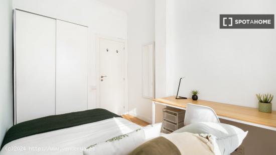 Habitación en piso compartido en barcelona. - BARCELONA