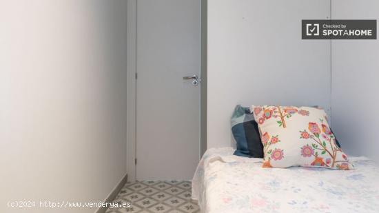 Habitaciones para mujeres en alquiler en piso de 5 habitaciones en Carabanchel - MADRID