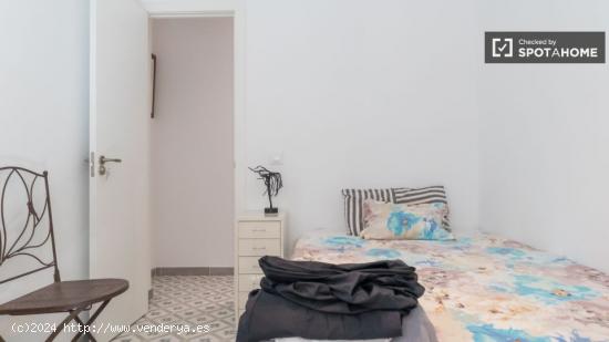 Habitaciones para mujeres en alquiler en piso de 5 habitaciones en Carabanchel - MADRID