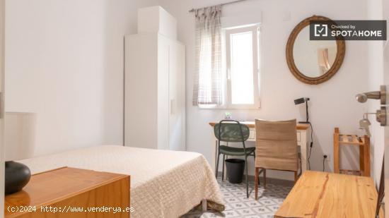 Habitaciones para mujeres en alquiler en piso de 5 habitaciones en Carabanchel - MADRID