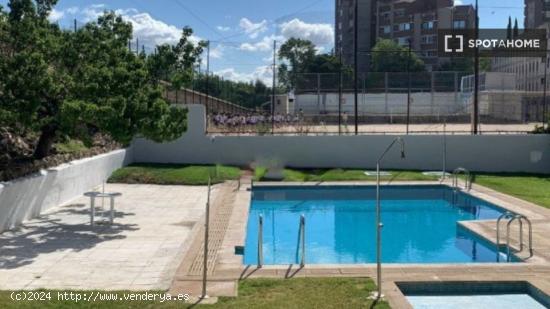 Se alquila habitación en piso de 2 dormitorios en madrid. - MADRID