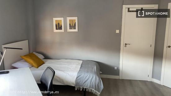 Se alquilan habitaciones en un apartamento de 4 dormitorios en Centro - ZARAGOZA