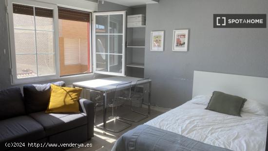 Se alquilan habitaciones en un apartamento de 4 dormitorios en Centro - ZARAGOZA