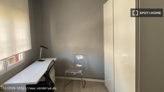 Se alquilan habitaciones en un apartamento de 4 dormitorios en Centro - ZARAGOZA