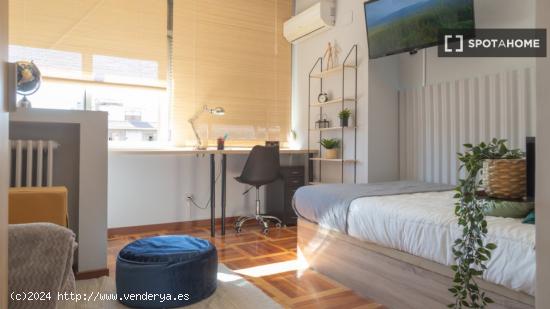 ¡Habitaciones en alquiler en un apartamento de 4 habitaciones en Madrid! - MADRID