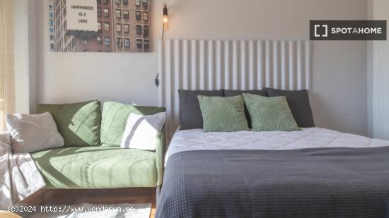 ¡Habitaciones en alquiler en un apartamento de 4 habitaciones en Madrid! - MADRID