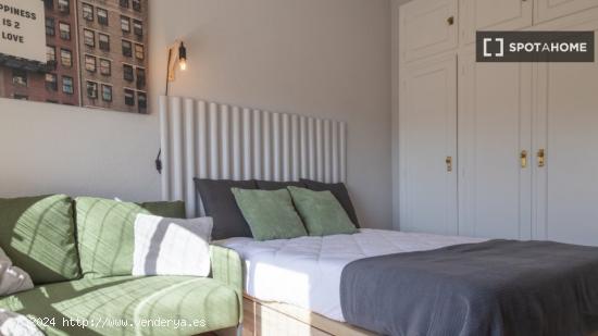 ¡Habitaciones en alquiler en un apartamento de 4 habitaciones en Madrid! - MADRID