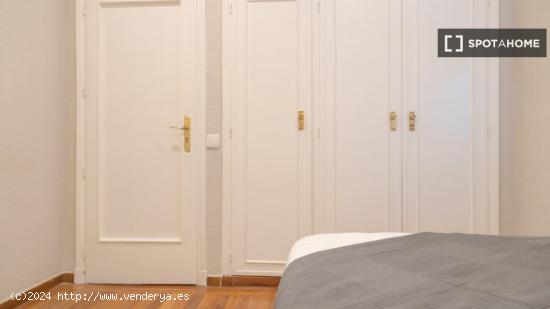 ¡Habitaciones en alquiler en un apartamento de 4 habitaciones en Madrid! - MADRID