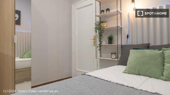 ¡Habitaciones en alquiler en un apartamento de 4 habitaciones en Madrid! - MADRID