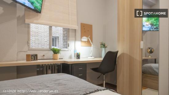 ¡Habitaciones en alquiler en un apartamento de 4 habitaciones en Madrid! - MADRID