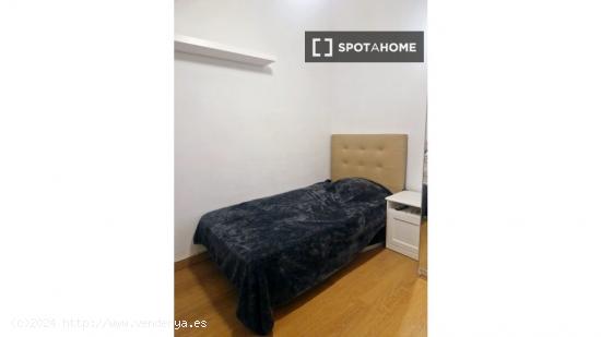 Habitación en piso compartido en barcelona. - BARCELONA