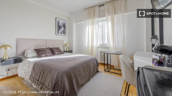 Se alquilan habitaciones en apartamento de 5 dormitorios en Tetuán - MADRID