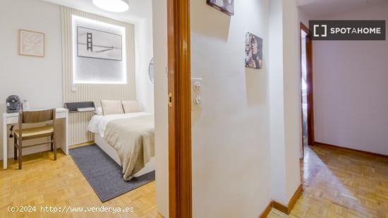 Se alquilan habitaciones en apartamento de 5 dormitorios en Tetuán - MADRID