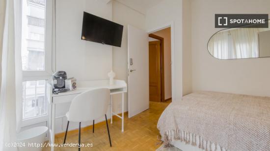 Se alquilan habitaciones en apartamento de 5 dormitorios en Tetuán - MADRID