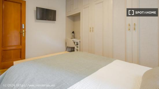 Se alquilan habitaciones en apartamento de 5 dormitorios en Tetuán - MADRID